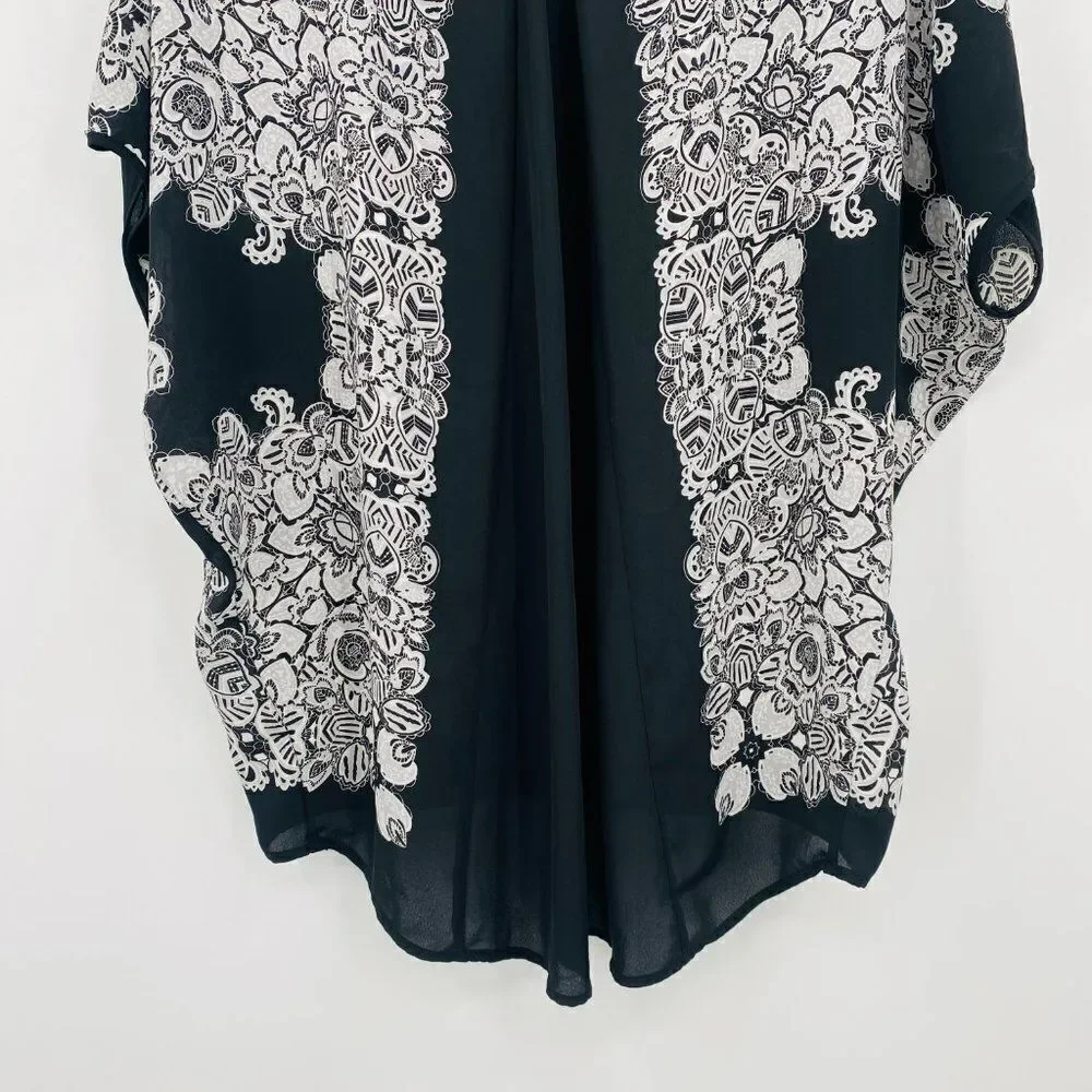 Carmen Marc Valvo Size Medium Black & White Printed V Neck Kimono Style Blouse - Picture 8 of 9